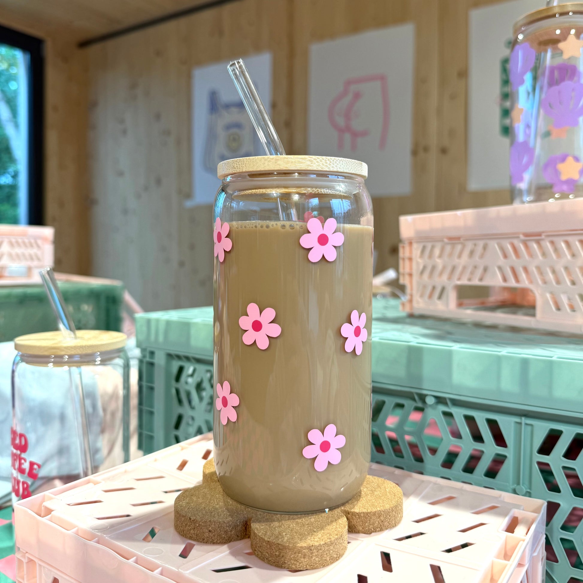 Trinkglas mit Strohhalm Aufdruck rosa Blumen Flowerpower