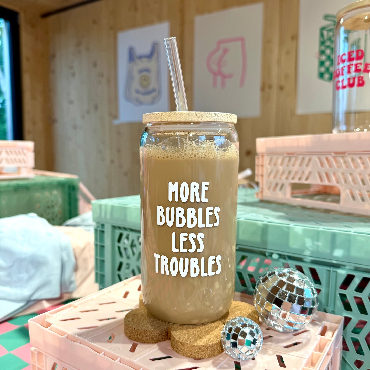 Trinkglas mit Strohhalm Aufdruck More Bubbles Less Troubles