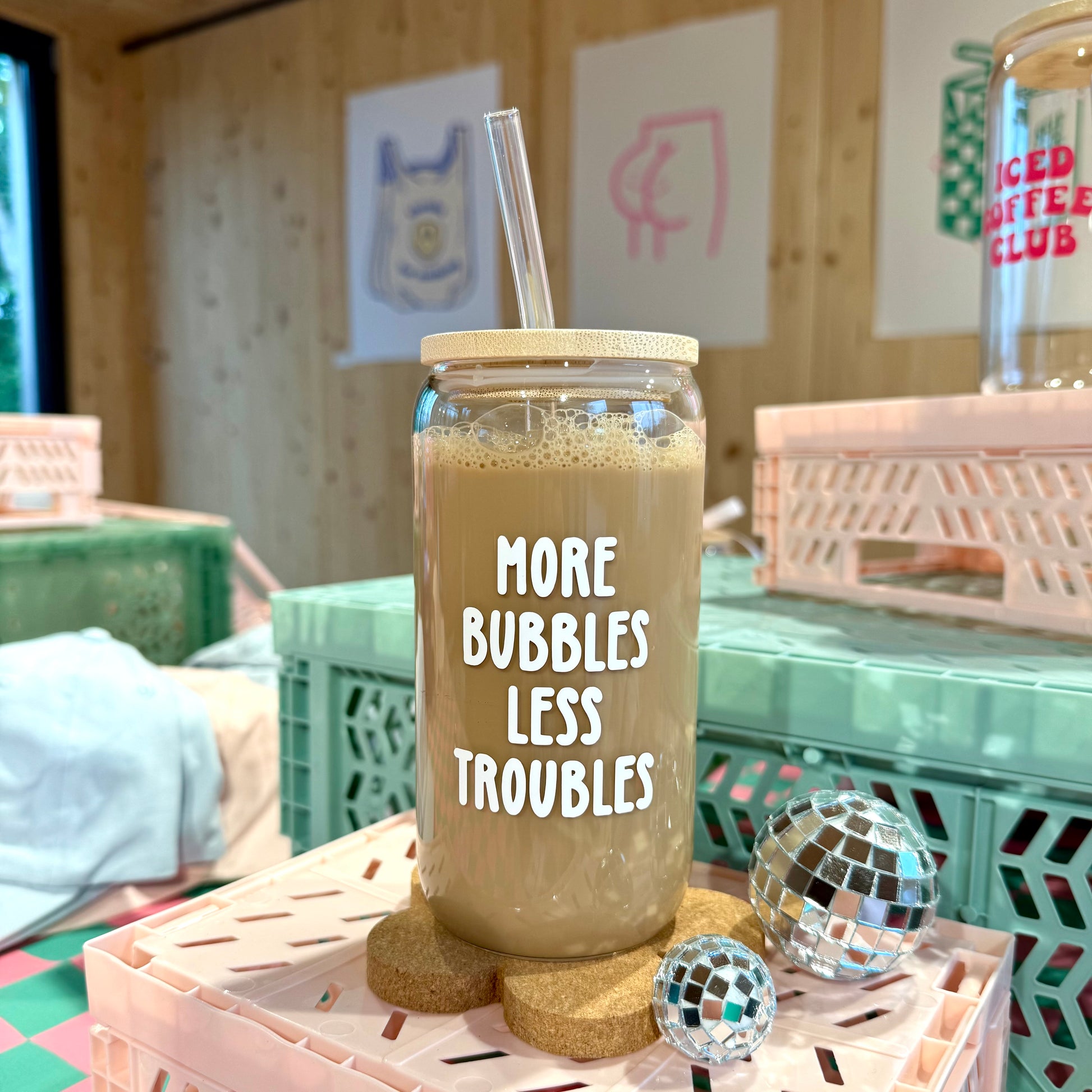 Trinkglas mit Strohhalm Aufdruck More Bubbles Less Troubles