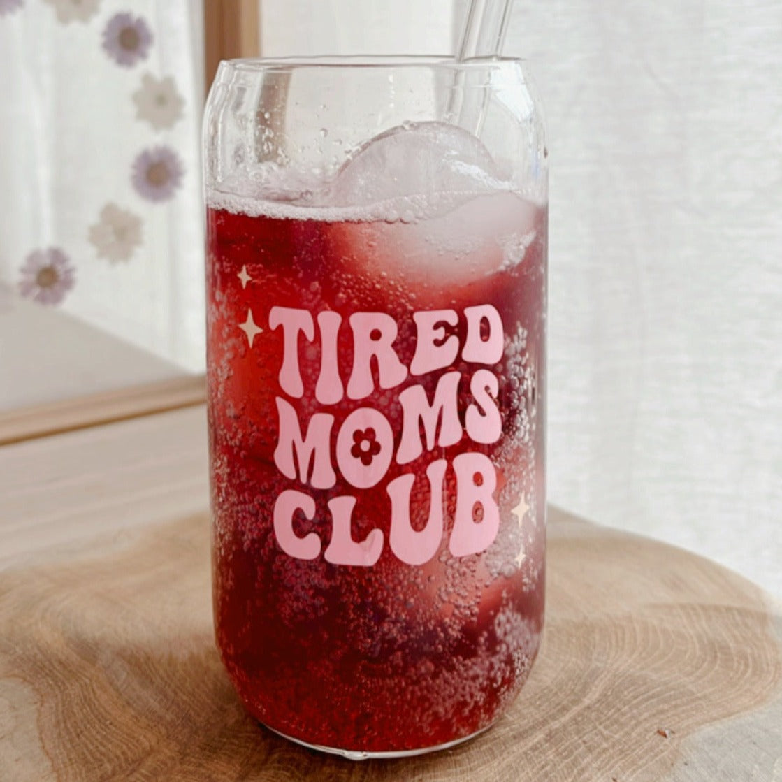 Trinkglas mit Aufdruck "Tired Moms Club"
