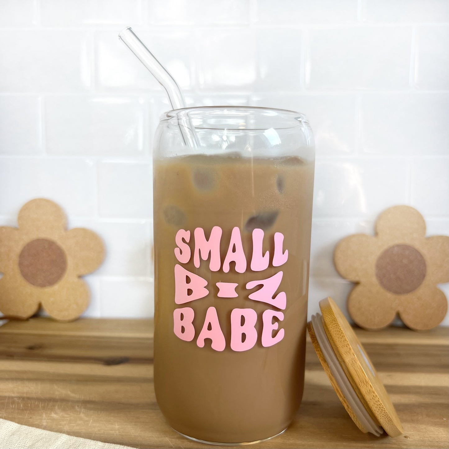 Trinkglas "Small Biz Babe" mit Deckel & Strohhalm