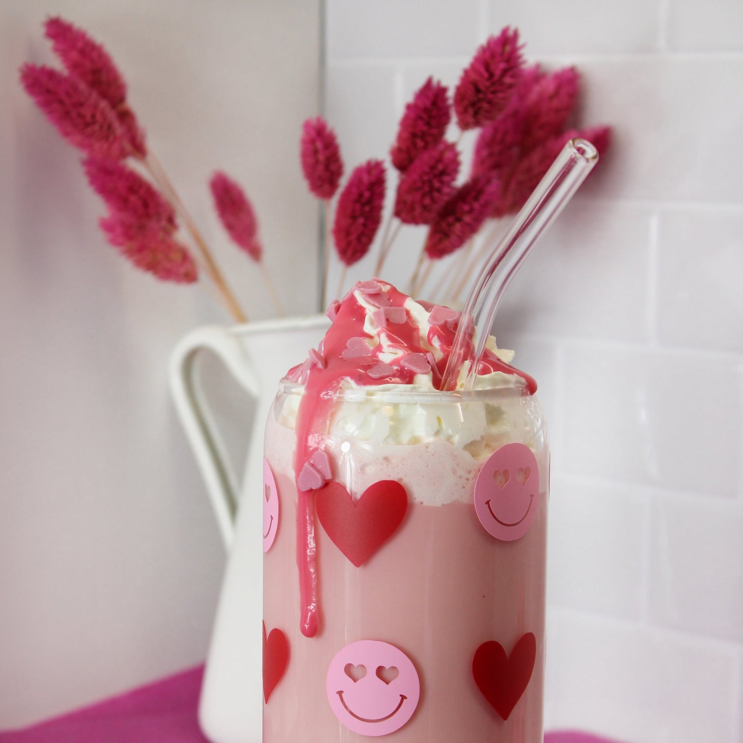 Trinkglas mit "Love"-Motiv – mit Deckel und Strohhalm