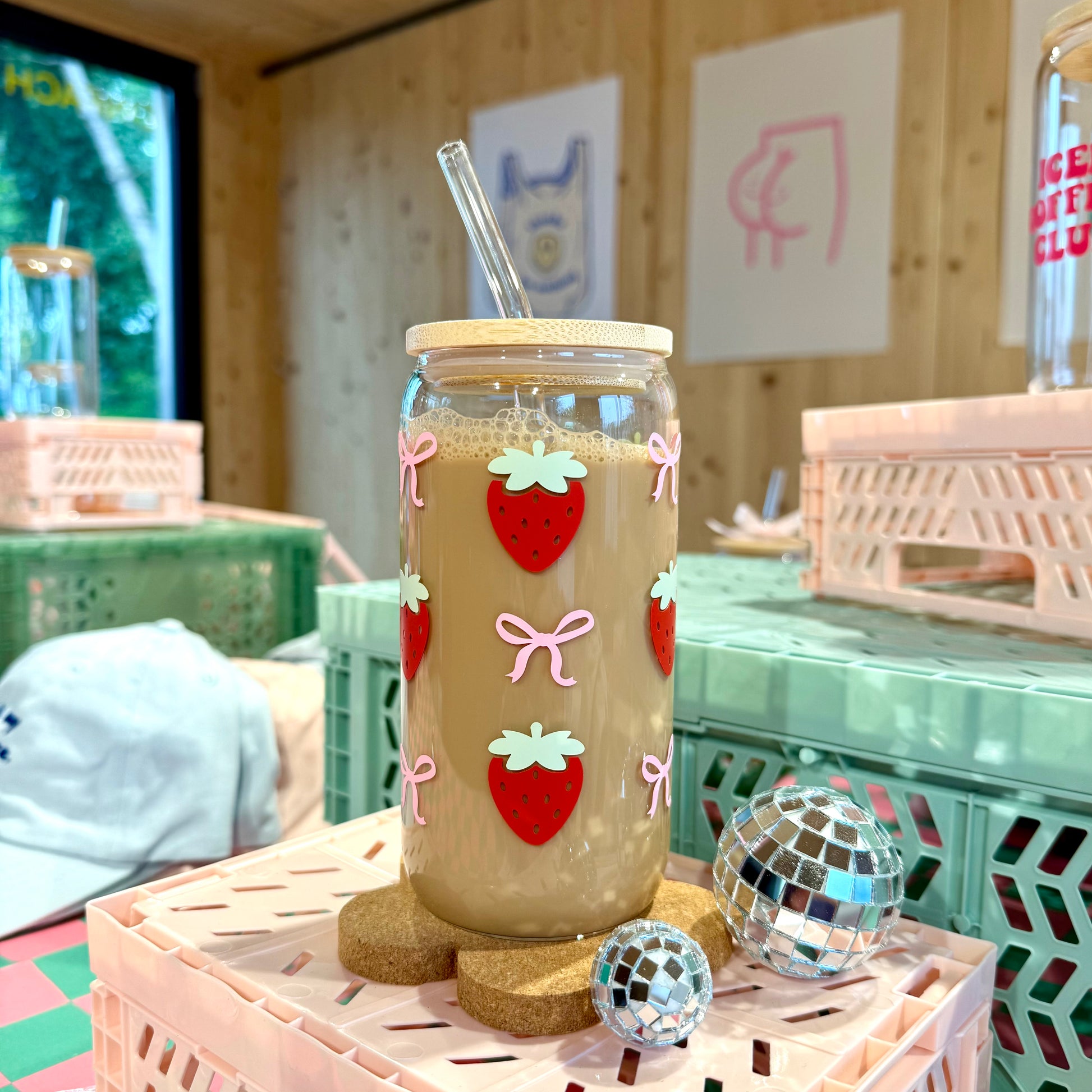 Trinkglas mit Strohhalm Aufdruck Erdbeeren und Schleifen