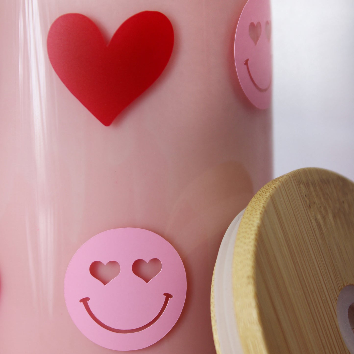Trinkglas mit "Love"-Motiv – mit Deckel und Strohhalm