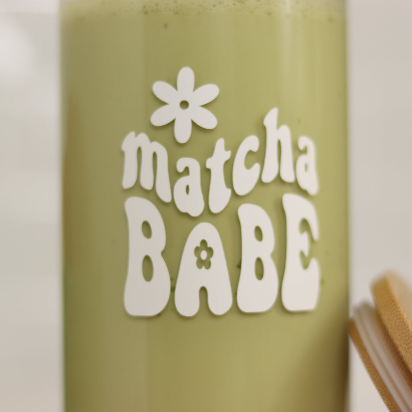 Trinkglas "Matcha Babe" - mit Deckel & Strohhalm