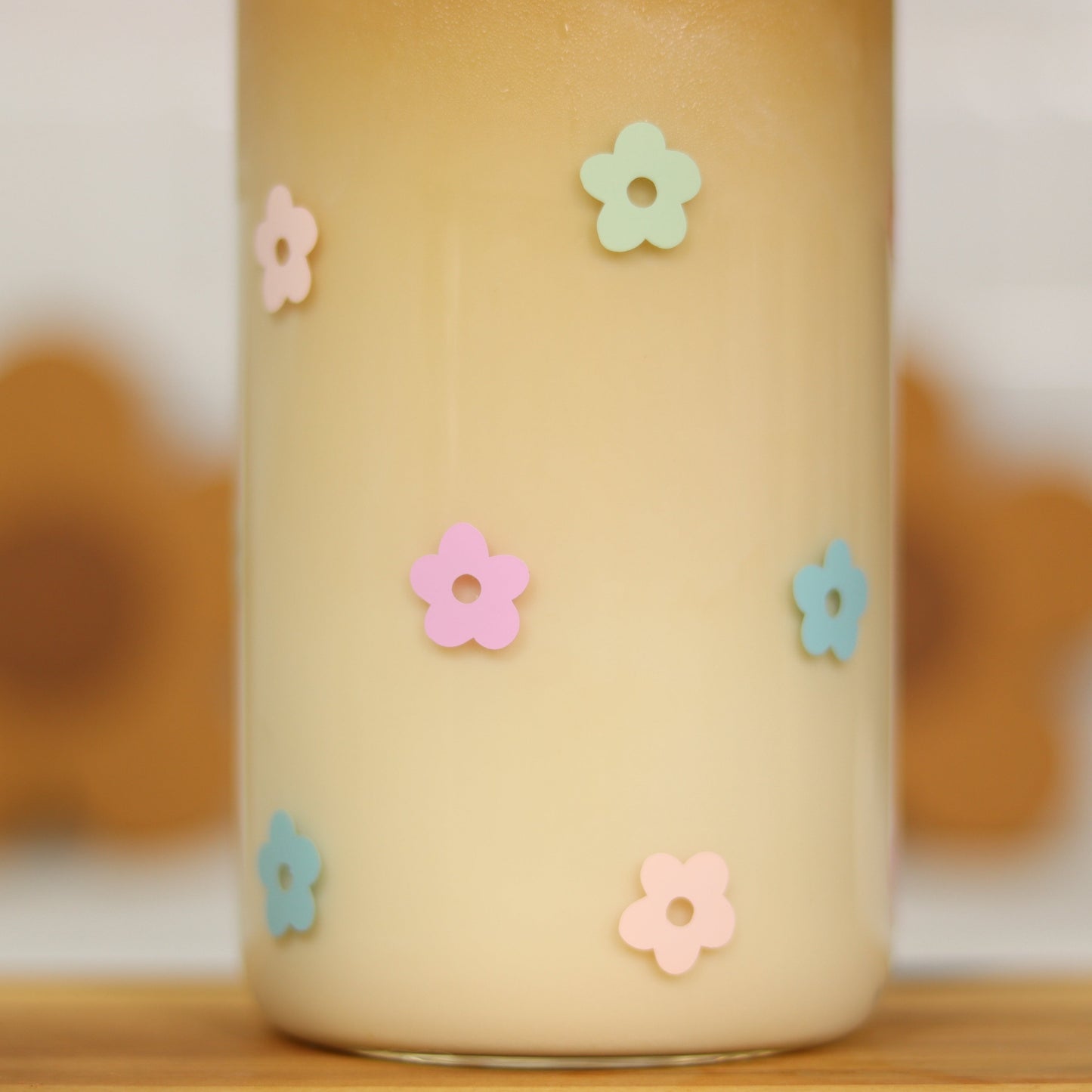 Trinkglas mit bunten Blumen close