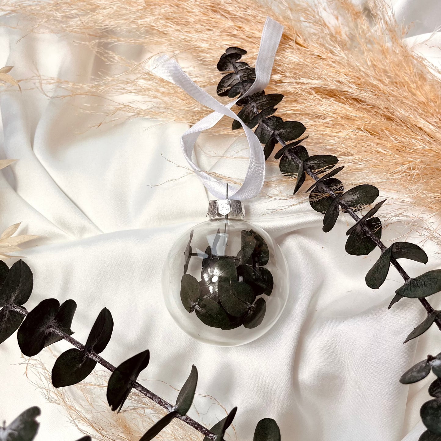 Weihnachtskugel mit Trockenblumen - Einzigartige Deko