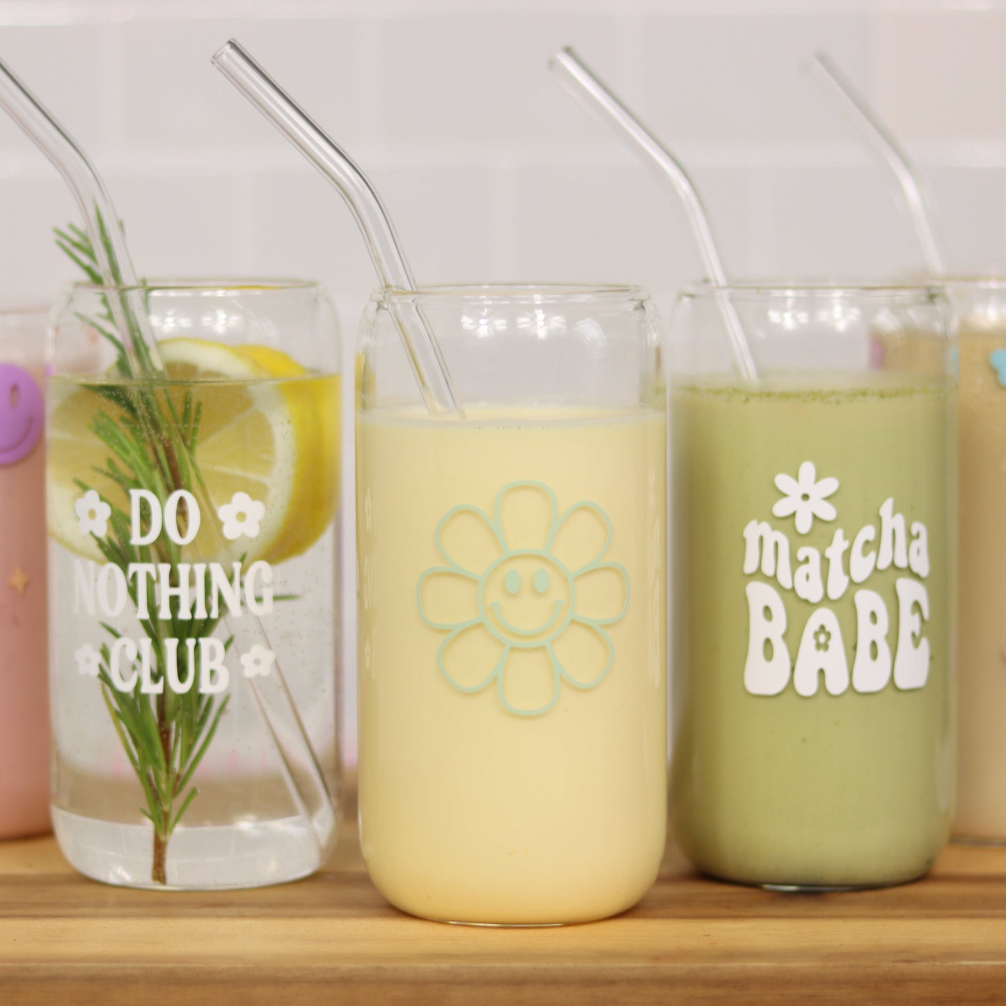 Buntes Trinkglas mit Happy Flower Design