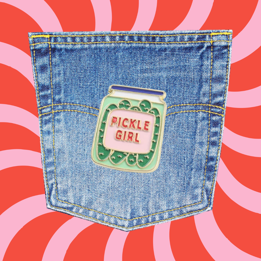 Pin "Pickle Girl" Gurkenglas auf Jeans retrostyle