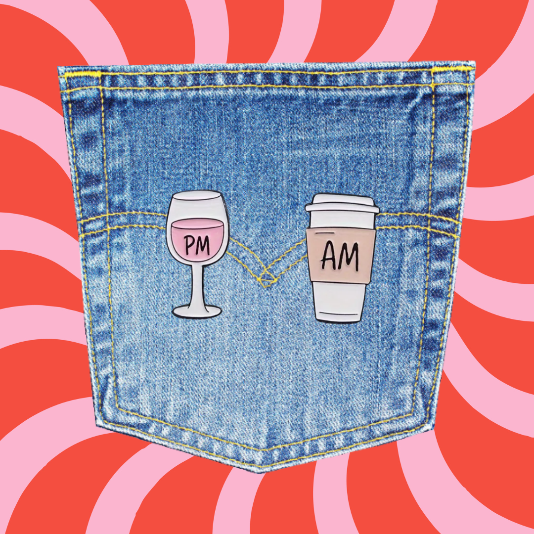 Pins "pm & am" Weinglas Coffee to go Becher auf Jeans retrostyle