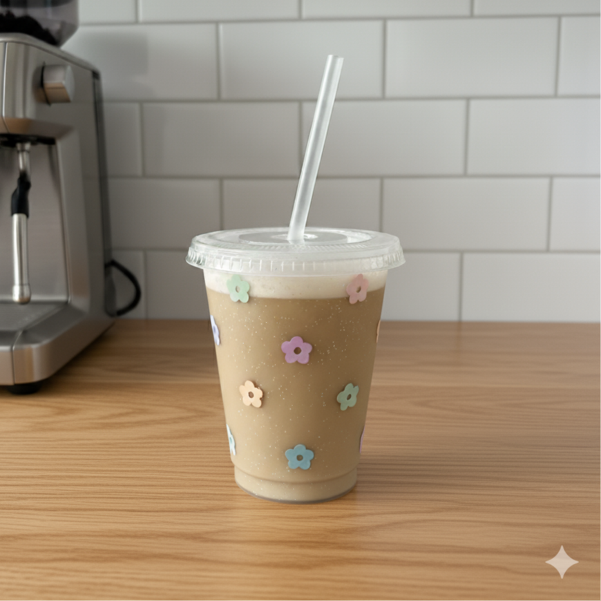 Trinkbecher "Flowerpower" mit bunten Blumen in pastell mit Deckel und Strohhalm
