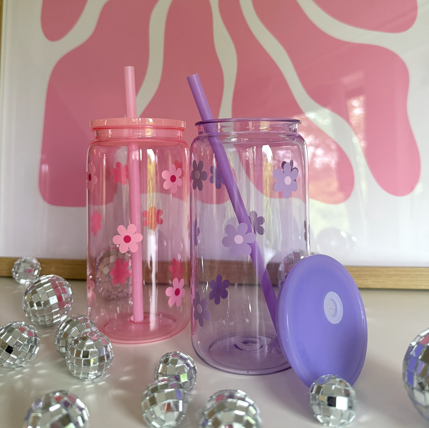 Trinkbecher mit Blumen in rosa und lila