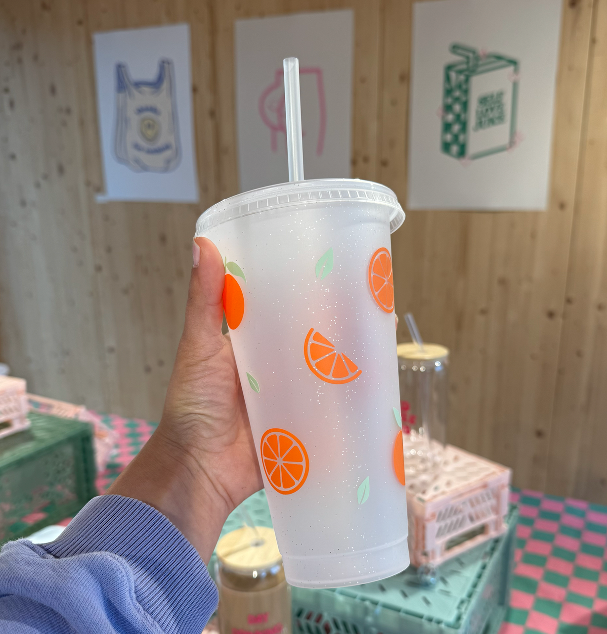 Trinkbecher mit Orangen