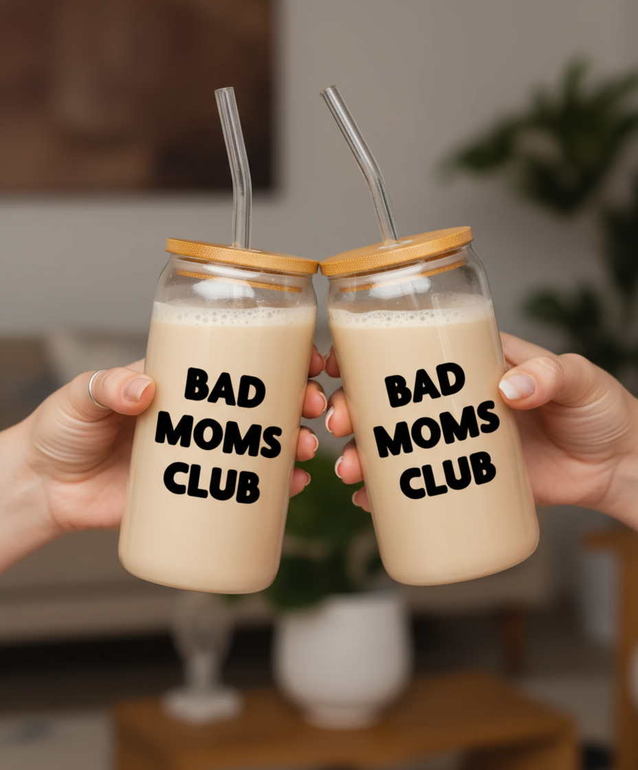 Hochwertige Gläser mit „Bad Moms Club“-Schriftzug