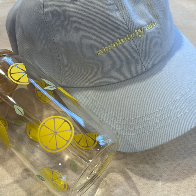 Trinkglas mit Zitronen und Bascap