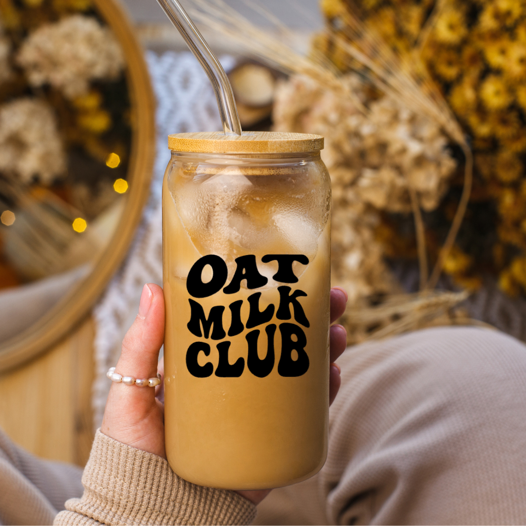 Trinkglas mit Deckel und Strohhalm "Oat Milk Club"