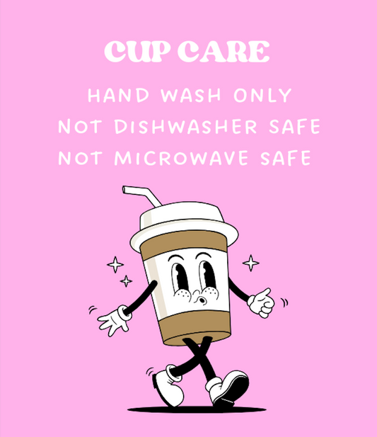 Pflegehinweiskarte für Trinkgläser in Rosa mit Cartoon-Becher und Text: Handwäsche, nicht spülmaschinen- oder mikrowellengeeignet. Branding von ohhappyclub.de.