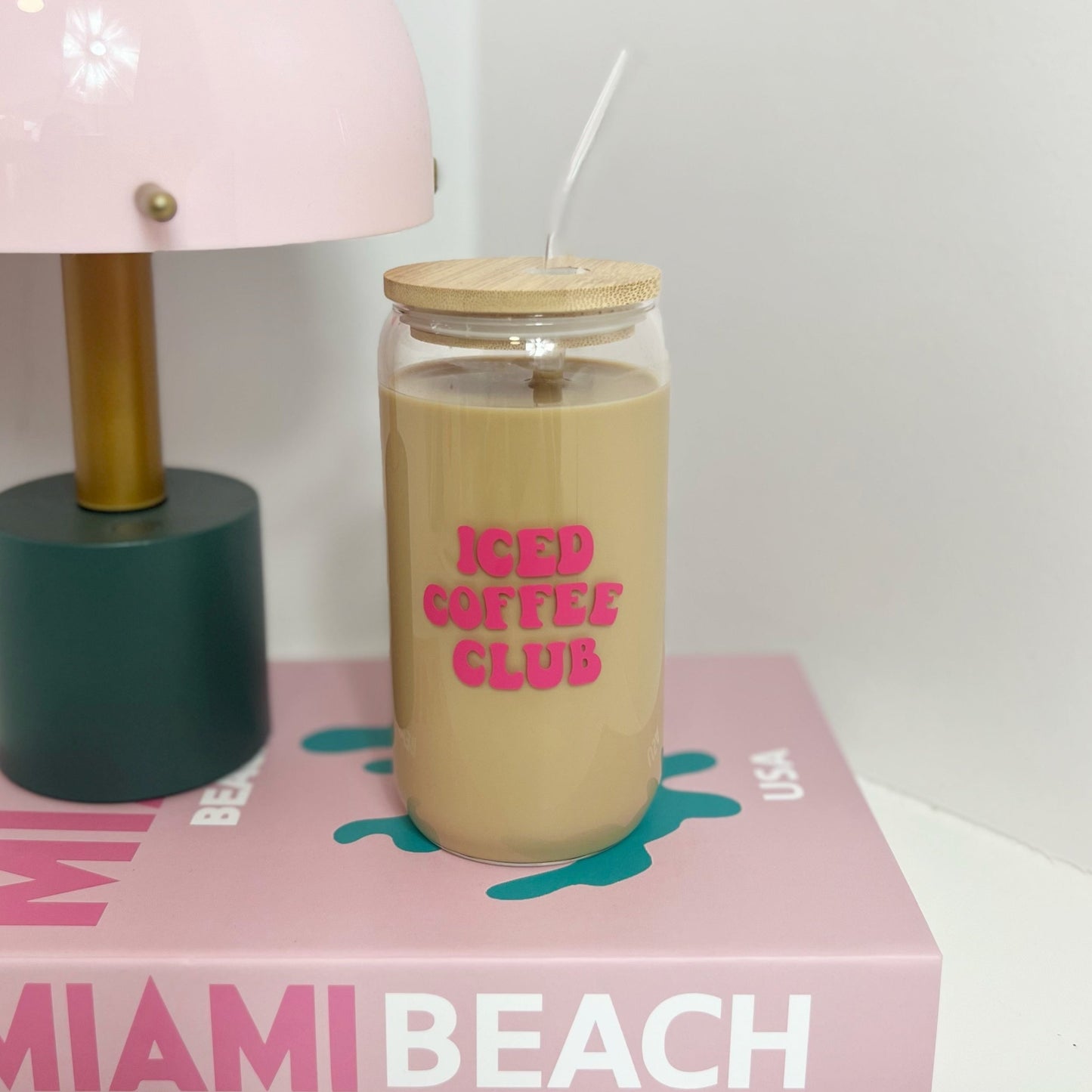 Trinkglas "Iced Coffee Club" – mit Deckel & Strohhalm