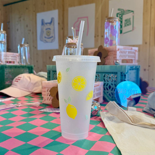 Trinkbecher mit Strohhalm mit Zitronen