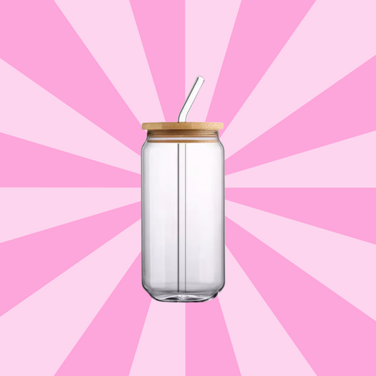 Trinkglas blanko mit Strohhalm und Deckel auf rosa Hintergrund
