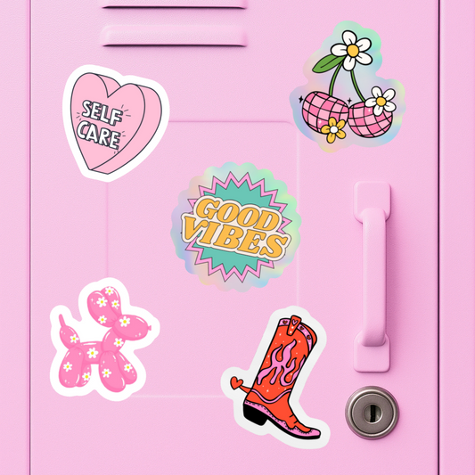 verschiedene bunte Sticker auf Metallschrank rosa retro