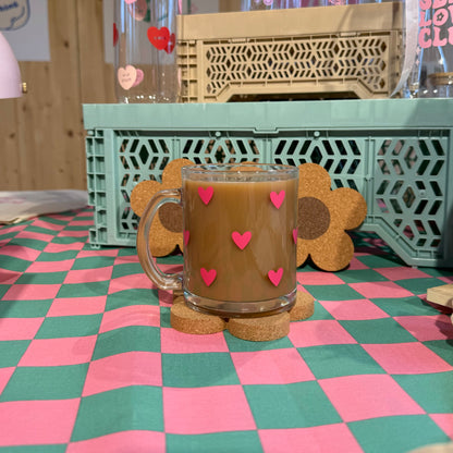 Tasse mit Herzchen – Kaffeebecher mit Motiv
