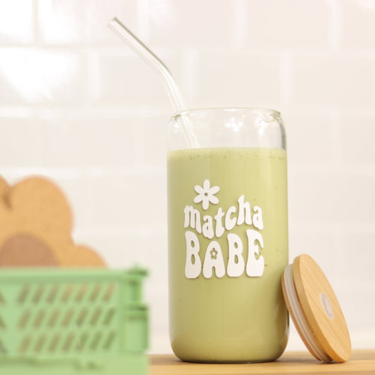 Trinkglas 'Matcha Babe' inkl. Deckel & Strohhalm