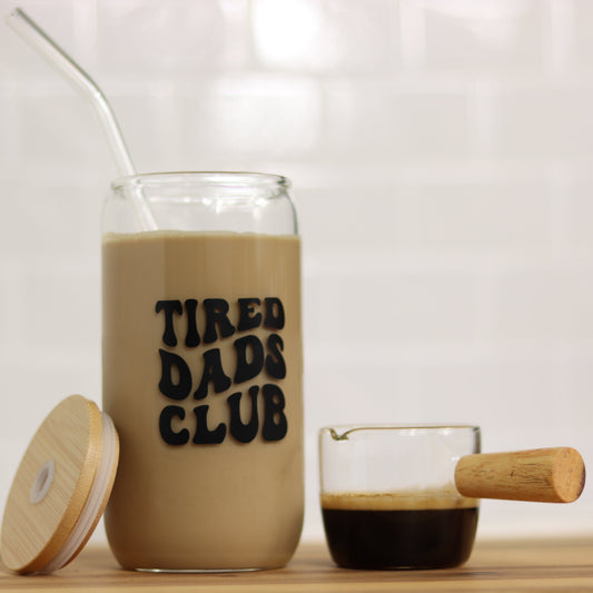 Trinkglas "Tired Dads Club " mit Deckel & Strohhalm