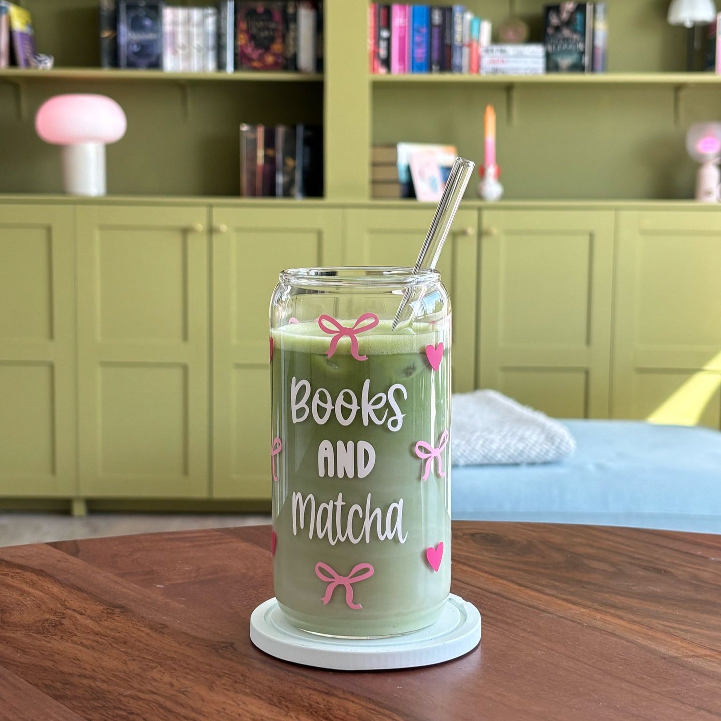 Trinkglas mit Strohhalm mit Aufdruck "Books and Matcha"