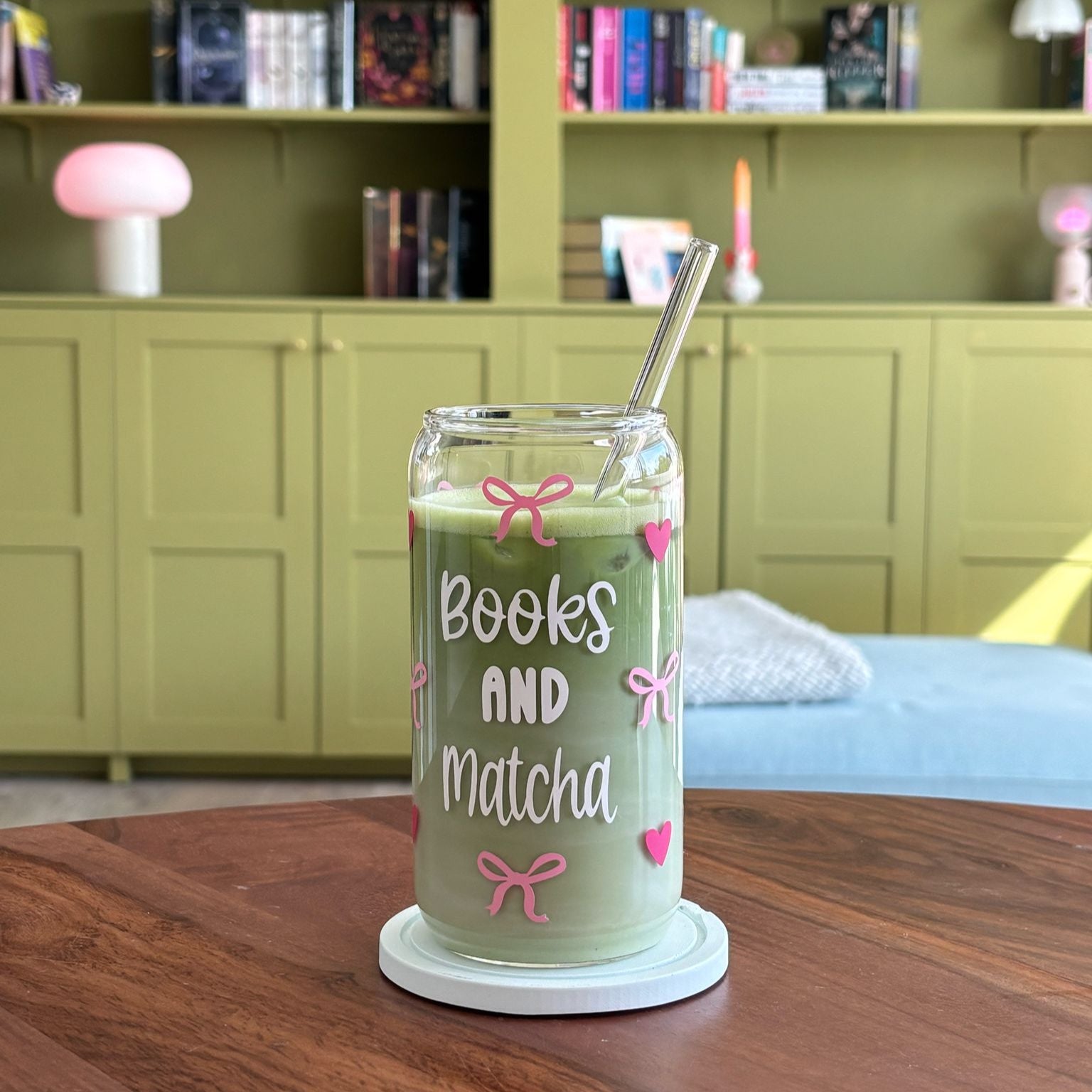 Trinkglas mit Strohhalm mit Aufdruck "Books and Matcha"