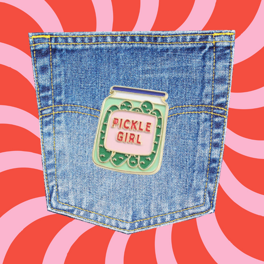 Pin "Pickle Girl" Gurkenglas auf Jeans retrostyle