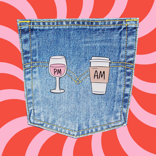 Pins "pm & am" Weinglas Coffee to go Becher auf Jeans retrostyle