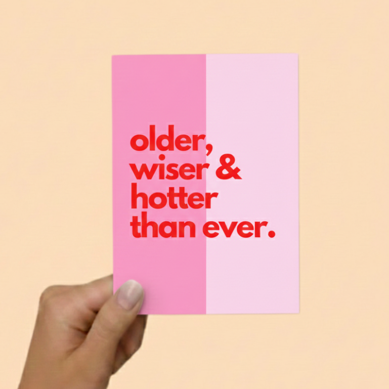 Postkarte „Older, wiser & hotter than ever“ 🔥💗 – selbstbewusste Statement-Grußkarte im A6-Format (10×15 cm). Perfekt für Geburtstage & Self-Love-Momente.