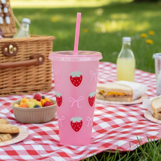 Trinkbecher rosa mit Strohhalm mit Erdbeeren und Schleifen