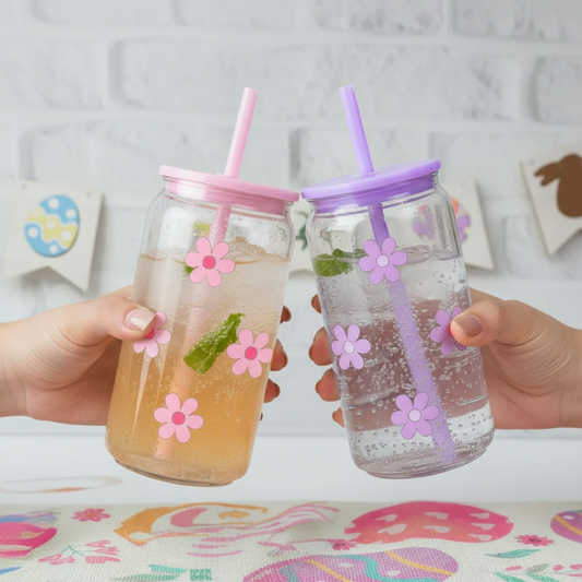 Trinkbecher mit Blumen in rosa und lila Hände stoßen an