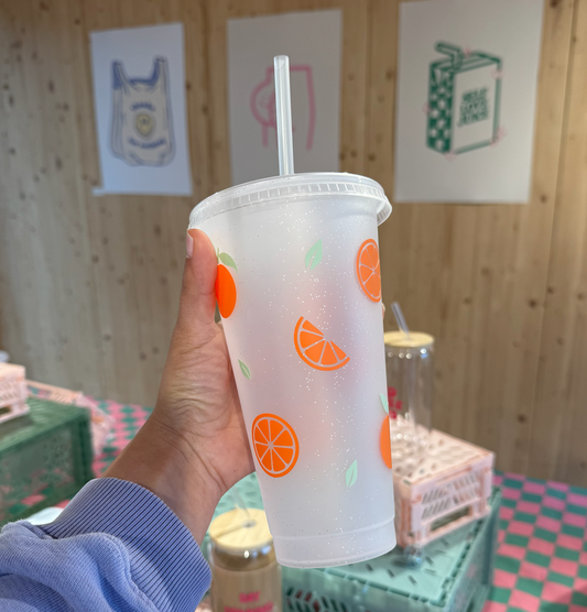 Trinkbecher mit Orangen