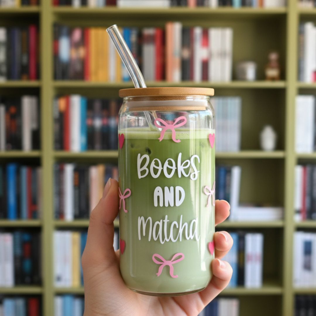 Trinkglas mit dem Aufdruck "Books and Matcha"