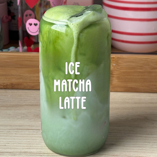 Trinkglas mit Deckel und Strohhalm Aufdruck "Ice Matcha Latte"