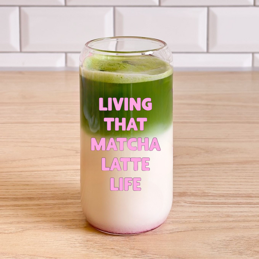 Trinkglas mit Deckel und Strohhalm "Living that matcha latte life"
