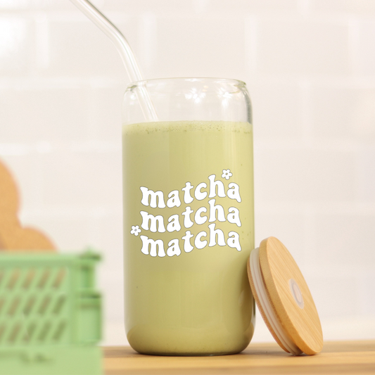 Trinkglas mit Deckel und Strohhalm mit Aufdruck "Matcha Matcha Matcha"