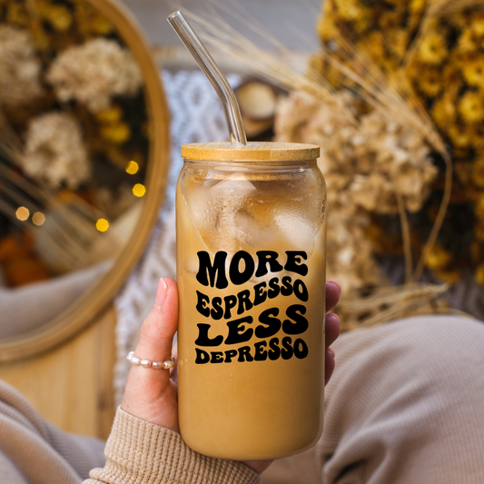 Trinkglas mit Deckel und Strohhalm "More espresso less depresso"