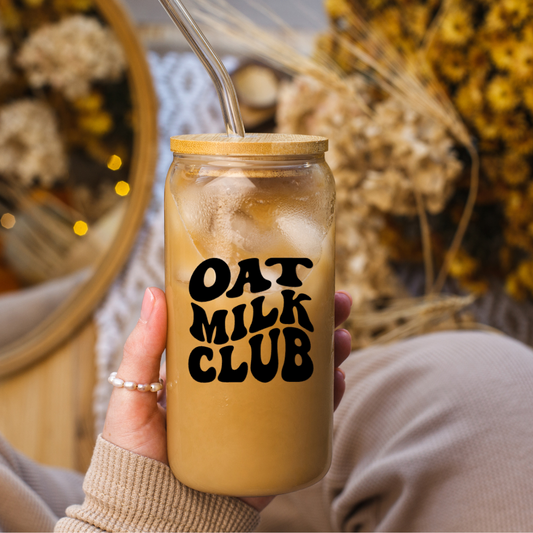 Trinkglas mit Deckel und Strohhalm "Oat Milk Club"